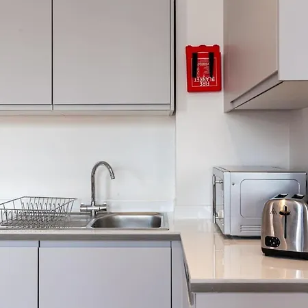 Superb 2bed 2bath 5min Walk To Victoria Station