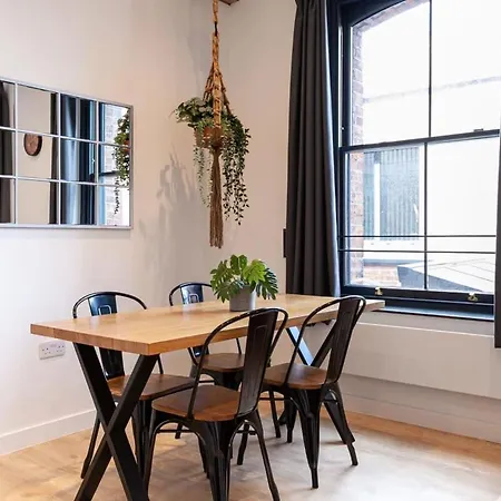 Superb 2bed 2bath 5min Walk To Victoria Station Appartamento *