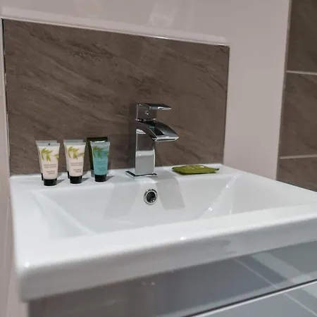 Contemporary 2 Bed - Sleeps 4 Apartment Manchester