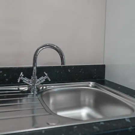 Modern 2 Bed In - Sleeps 4 *