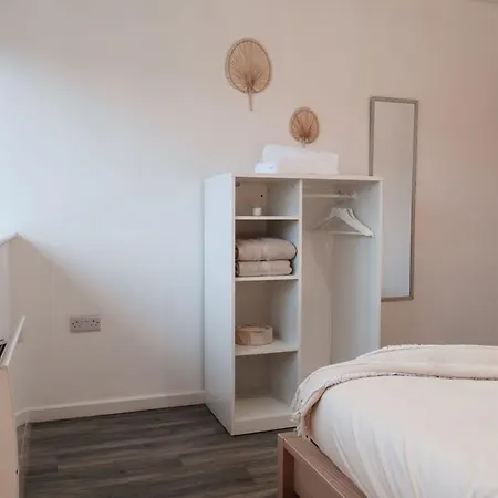 Lovely 2 Bed In - Sleeps 4 * Manchester