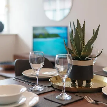 Fantastic 1 Bed - Sleeps 3 *