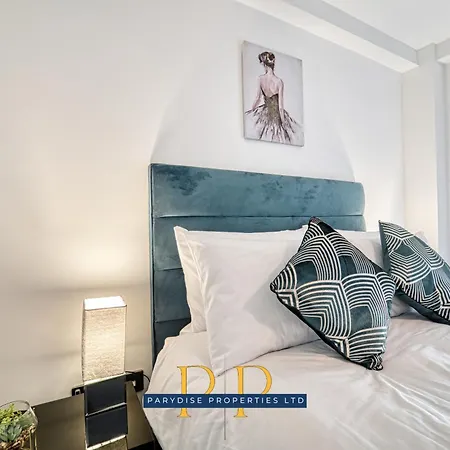 The Middlewood Plaza - By Parydise - Business Or Leisure Stays, Location, Sleeps 4, Salford Apartment Manchester