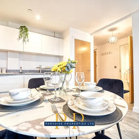 The Middlewood Plaza - By Parydise - Business Or Leisure Stays, Location, Sleeps 4, Salford Apartment Manchester