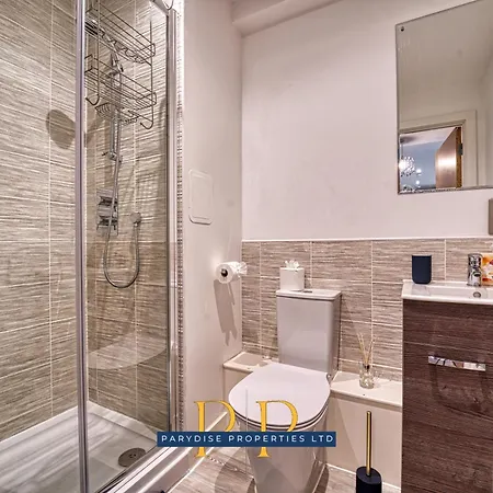 The Middlewood Plaza - By Parydise - Business Or Leisure Stays, Location, Sleeps 4, Salford *