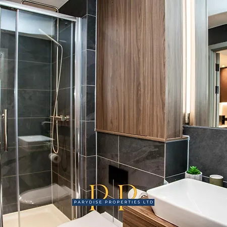 Skyline Haven - Modern 1br Retreat For 2 With Rooftop Access By Parydise *