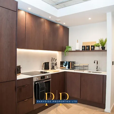 Skyline Haven - Modern 1br Retreat For 2 With Rooftop Access By Parydise 公寓 *