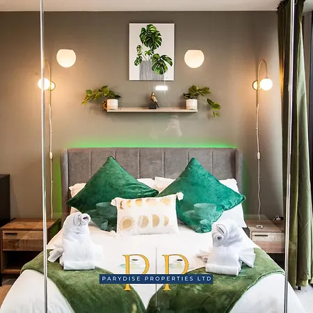 Skyline Haven - Modern 1br Retreat For 2 With Rooftop Access By Parydise Apartman *