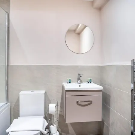 Spacious & Modern 2 Bed In مانشستر