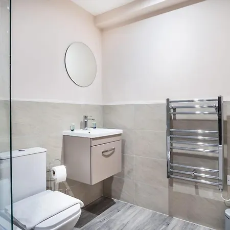 Spacious & Modern 2 Bed In *