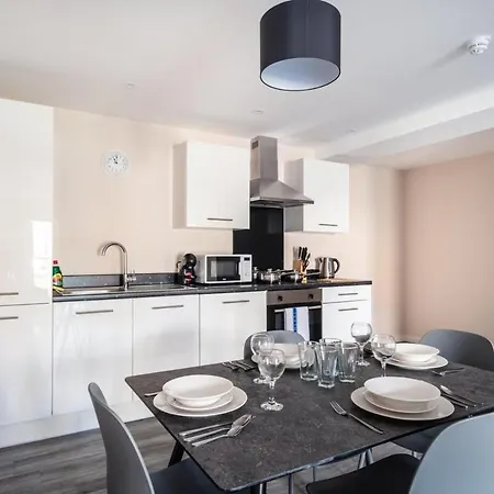 Spacious & Modern 2 Bed In