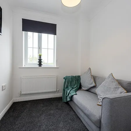 Appartement Long Term Bookings With Driveway - Sleeps 14 *