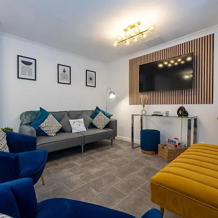 Long Term Bookings With Driveway - Sleeps 14 Manchester