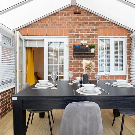Long Term Bookings With Driveway - Sleeps 14 Appartement Manchester