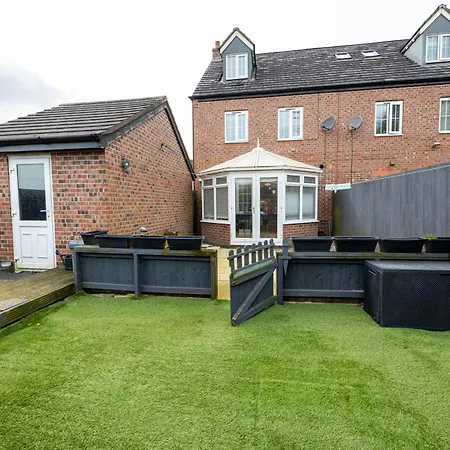Appartement Long Term Bookings With Driveway - Sleeps 14 *