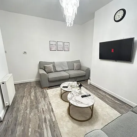 Lovely 5br In Manchester. Close To The Lejlighed