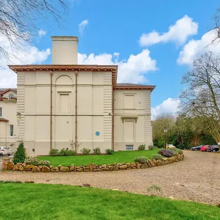 Luxury King Near Royal Hospital - Pass The Keys Daire