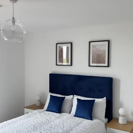 Luxury By Noire Манчестер