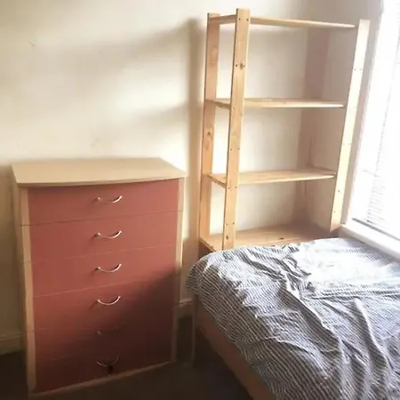 Quarto em Acomodações Particulares Single - Town & Nearby, 24h Bus, Airport-linked Manchester