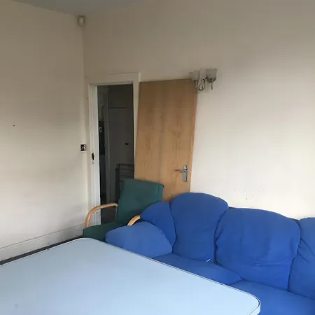 Quarto em Acomodações Particulares Single - Town & Nearby, 24h Bus, Airport-linked *