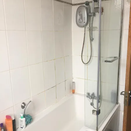 Quarto em Acomodações Particulares Single - Town & Nearby, 24h Bus, Airport-linked *