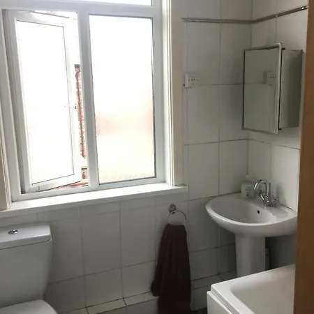 Quarto em Acomodações Particulares Single - Town & Nearby, 24h Bus, Airport-linked *