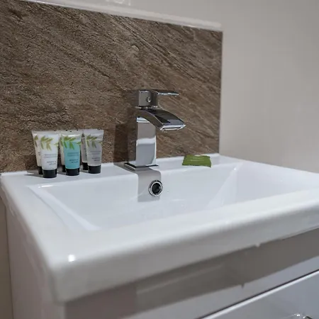 Modern Apartment, Free Parking For Two, Smart Tvs, Location Manchester