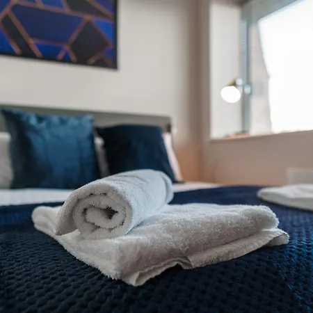 Modern Apartment, Free Parking For Two, Smart Tvs, Location