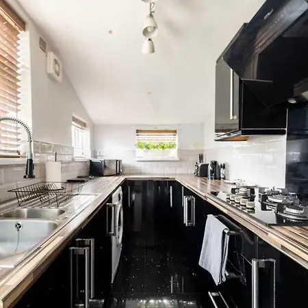 3 Bedroom House With Modern Interior, Close To The Etihad Stadium