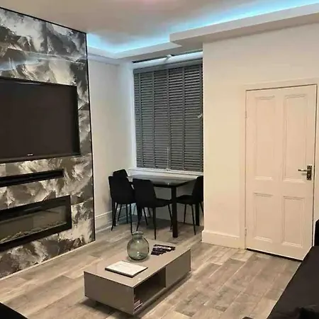 3 Bedroom House With Modern Interior, Close To The Etihad Stadium