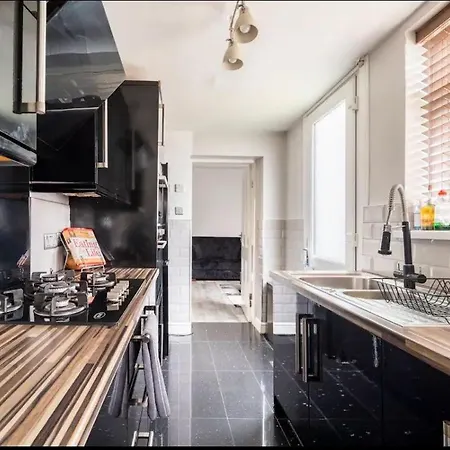 3 Bedroom House With Modern Interior, Close To The Etihad Stadium Manchester