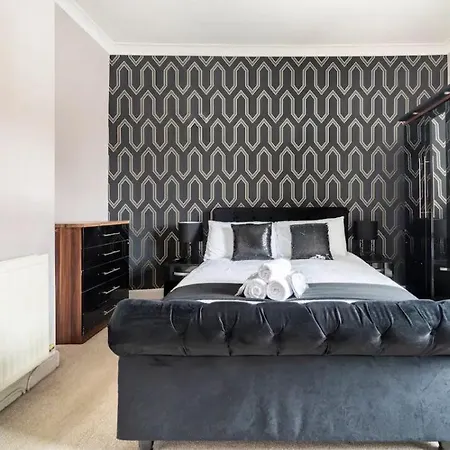 3 Bedroom House With Modern Interior, Close To The Etihad Stadium מנצ'סטר