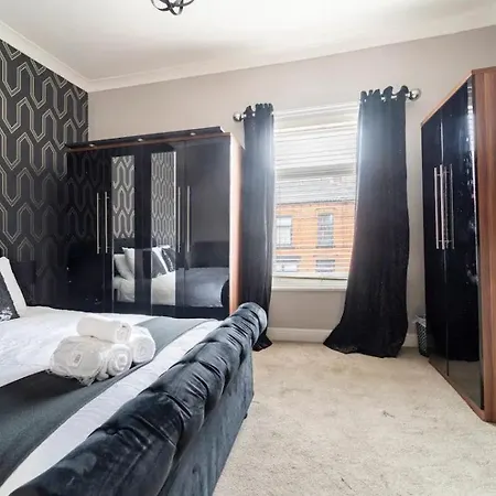 3 Bedroom House With Modern Interior, Close To The Etihad Stadium