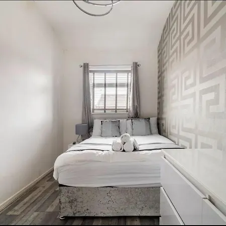 3 Bedroom House With Modern Interior, Close To The Etihad Stadium מנצ'סטר