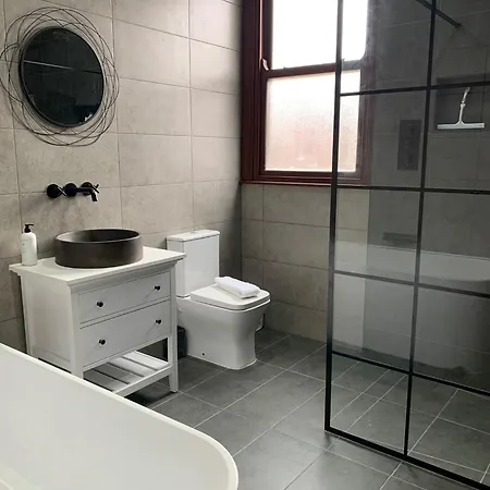 Beautifully Styled 2br With Garden