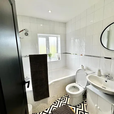 Dom wakacyjny Convenient House By Ankers Contractors With Free Parking *