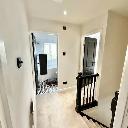 Convenient House By Ankers Contractors With Free Parking