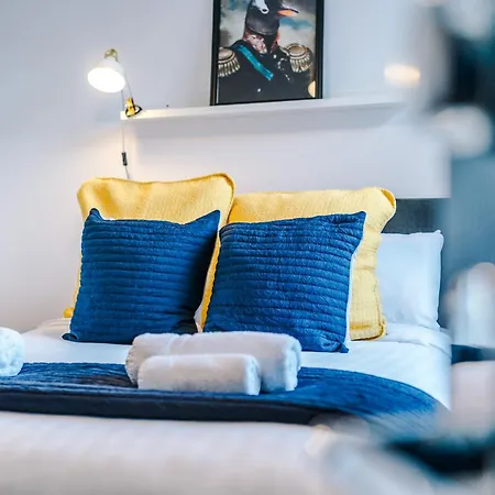 Barton House - Sleeping 10 Manchester