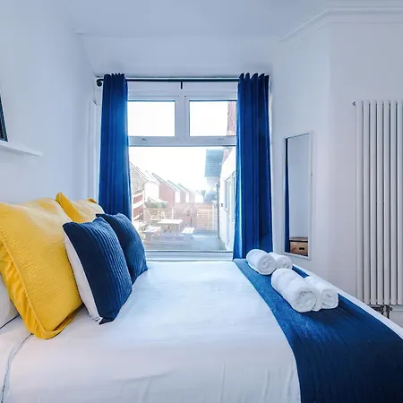 Barton House - Sleeping 10 * Manchester