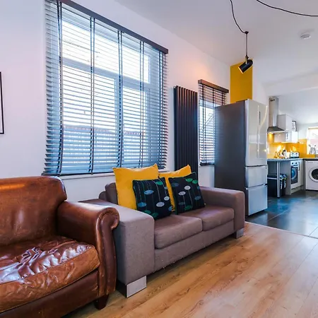 Barton House - Sleeping 10 *