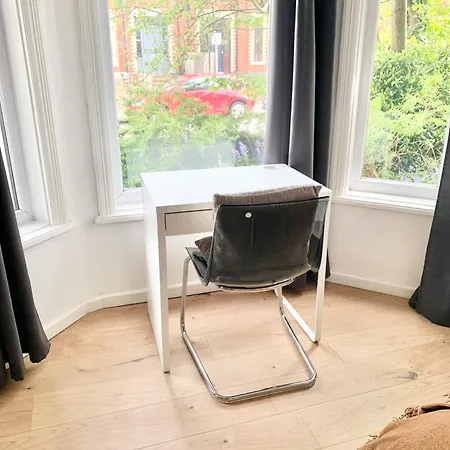 アパート Purple Blossom, 2 Bed Apartment, Wi-fi, Near Didsbury, Free Parking マンチェスター