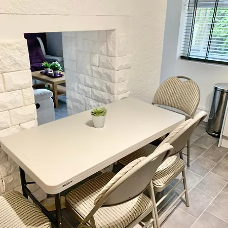 Apartment Purple Blossom, Cosy 2 Bed Apartment, Near Didsbury, Free Parking *