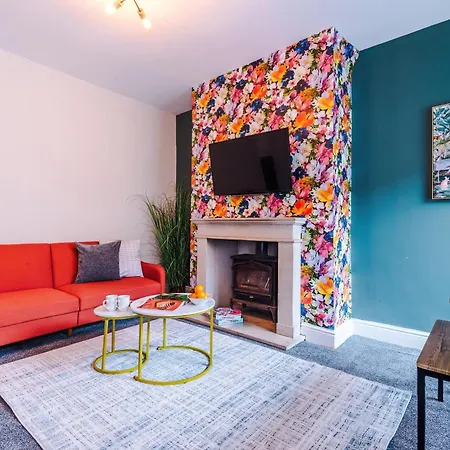 Charming 3-bedroom House-salford *