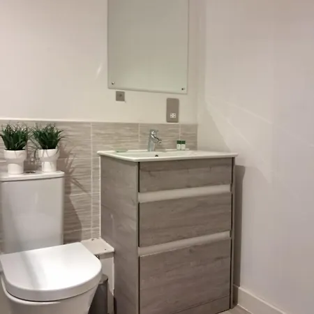 5mins Jd Gym Supermarket Retail M60 Centre Salford Queys Media Apartment Manchester