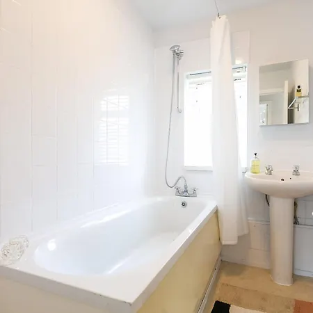 Dom wakacyjny Spacious 4 Bedroom - Sleeps 8 Manchester