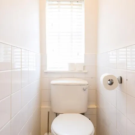 Dom wakacyjny Spacious 4 Bedroom - Sleeps 8 *