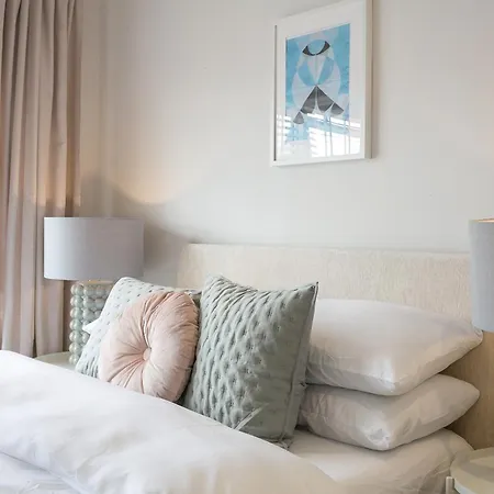 Spacious 4 Bedroom - Sleeps 8 * Manchester