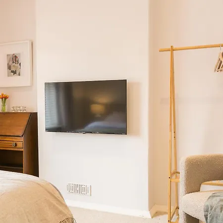 Dom wakacyjny Spacious 4 Bedroom - Sleeps 8 Manchester