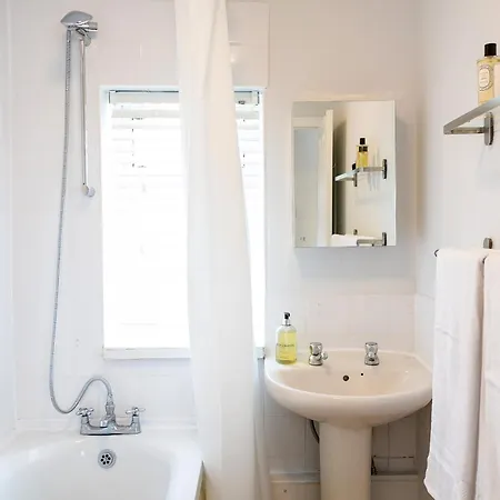 Dom wakacyjny Spacious 4 Bedroom - Sleeps 8 Manchester