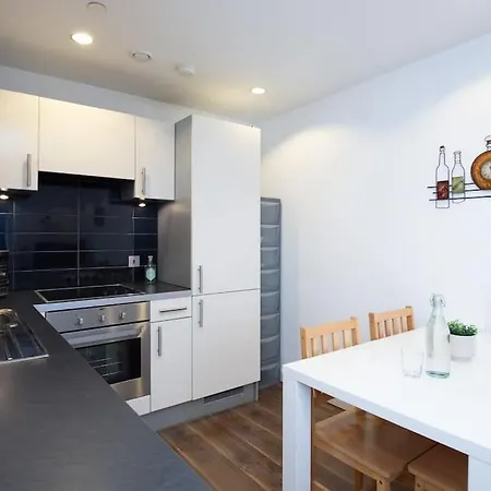 Modern Mediacity 2bed Apartment, Amazing Views, Smart Tvs Manchester